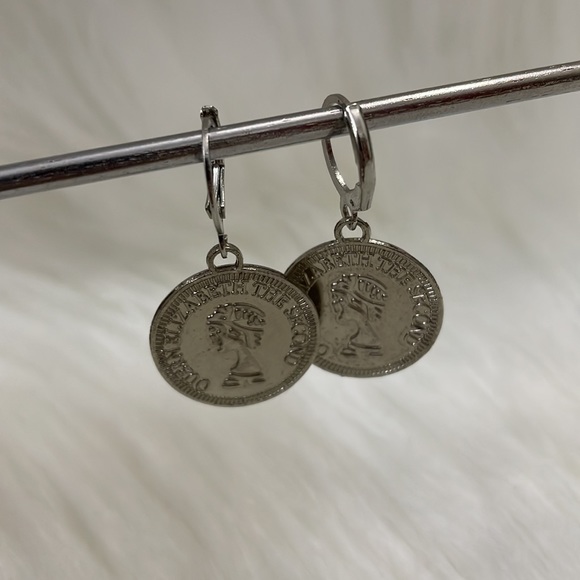 Beautiful silver coin 🪙 earrings | NWT - Picture 3 of 8